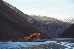 金沙江白格堰塞湖通过人工开挖泄流槽开始过流。